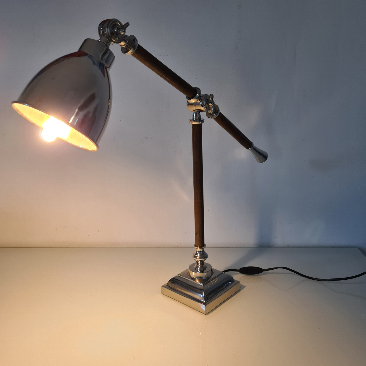 Adjustable desk lamp in wood and metal